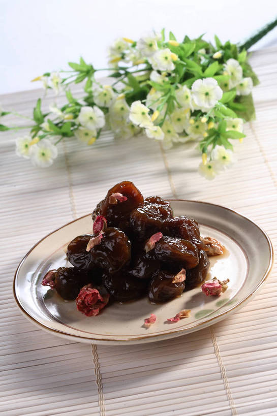 点心,无人,竖图,俯视,室内,特写,白天,餐桌,桌子,餐具,一堆,许多,阴影,堆叠,堆积,竹制,装饰,盛开,反射,碟子,盘,影子,陶瓷,食品,陶瓷制品,话梅,很多,花蕾,花,花瓣,花朵,鲜花,食物,一个,盘子,垫子,碟,零食,花苞,花蕊,单个,餐台,堆,华丽,修饰,点缀,竹制品,梅子,衬托,美观,雅致,雅观,彩图,高角度拍摄,黄梅,shjb1