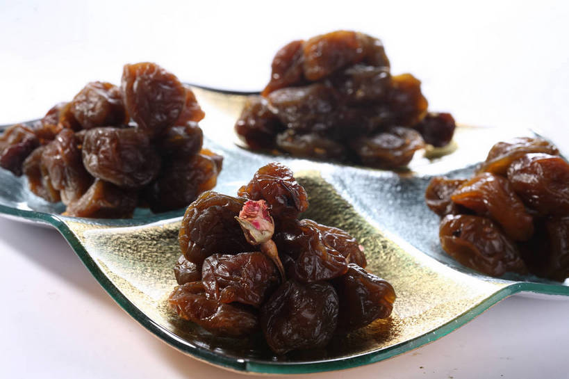 点心,无人,横图,俯视,室内,特写,白天,餐桌,桌子,餐具,一堆,许多,阴影,堆叠,堆积,反射,碟子,盘,影子,陶瓷,食品,陶瓷制品,话梅,很多,食物,一个,盘子,碟,零食,摄影,影棚,单个,餐台,堆,摄影棚,梅子,彩图,高角度拍摄,影棚拍摄,拍摄,黄梅,shjb1