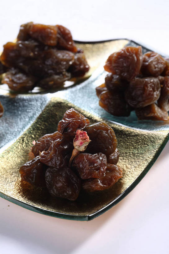 点心,无人,竖图,俯视,室内,特写,白天,餐桌,桌子,餐具,一堆,许多,阴影,堆叠,堆积,反射,碟子,盘,影子,陶瓷,食品,陶瓷制品,话梅,很多,食物,一个,盘子,碟,零食,摄影,影棚,单个,餐台,堆,摄影棚,梅子,彩图,高角度拍摄,影棚拍摄,拍摄,黄梅,shjb1