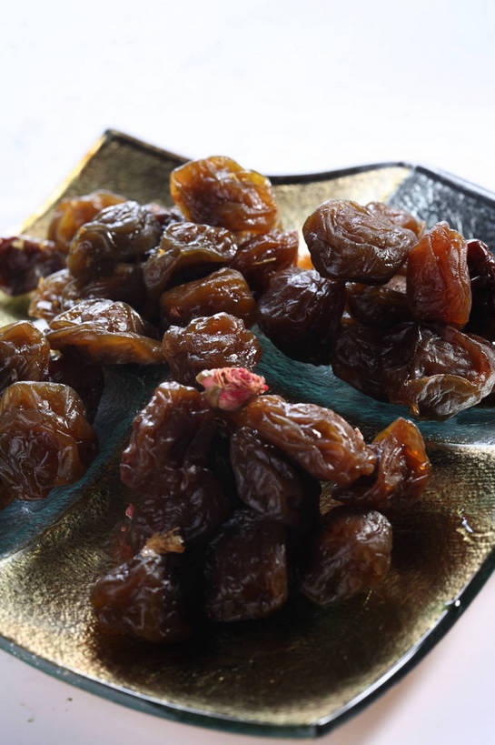 点心,无人,竖图,俯视,室内,特写,白天,餐桌,桌子,餐具,一堆,许多,阴影,堆叠,堆积,反射,碟子,盘,影子,陶瓷,食品,陶瓷制品,话梅,很多,食物,一个,盘子,碟,零食,摄影,影棚,单个,餐台,堆,摄影棚,梅子,彩图,高角度拍摄,影棚拍摄,拍摄,黄梅,shjb1