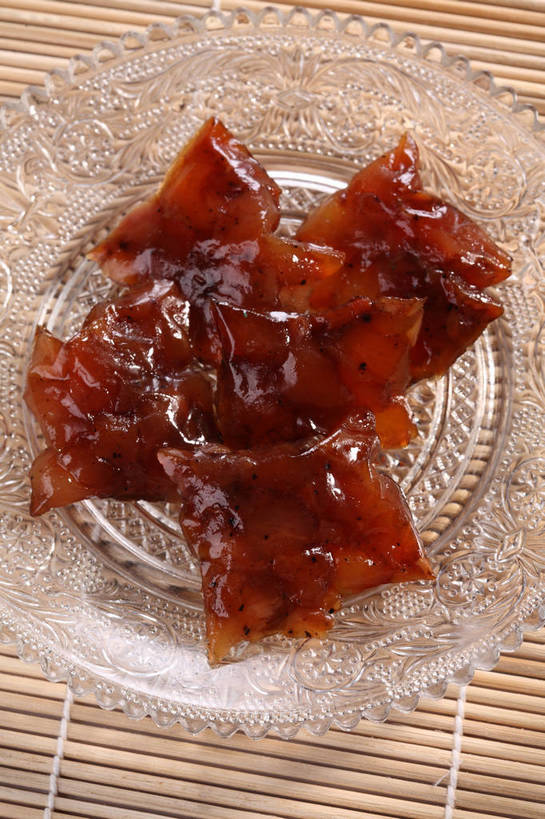 无人,竖图,俯视,室内,特写,白天,餐桌,桌子,餐具,玻璃,五个,许多,竹制,碟子,盘,肉,猪肉,肉类,玻璃制品,肉脯,猪肉脯,腌制,一个,盘子,垫子,碟,单个,餐台,竹制品,肉食,肉制品,豚肉,片状,彩图,高角度拍摄,烘烤,shjb1