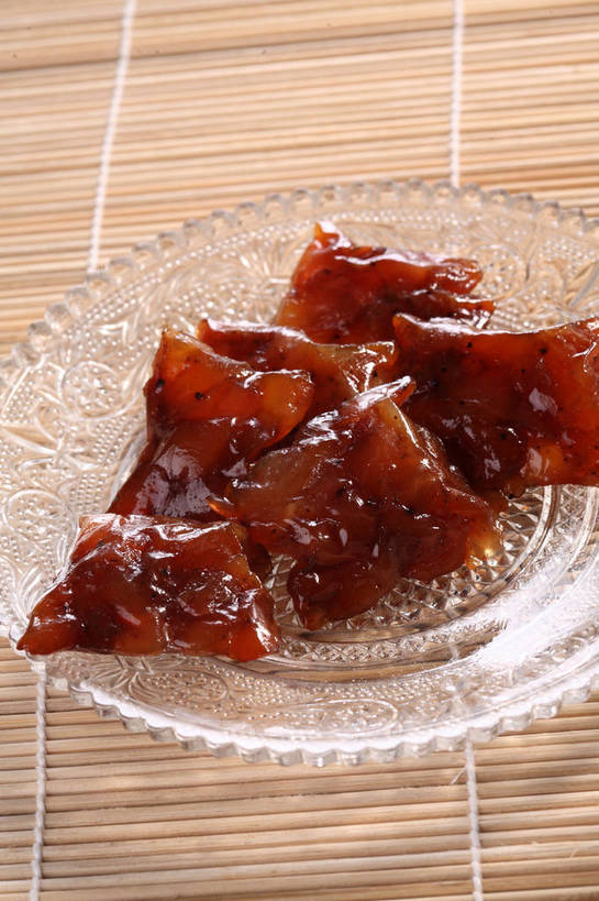 无人,竖图,俯视,室内,特写,白天,餐桌,桌子,餐具,玻璃,五个,许多,竹制,碟子,盘,肉,猪肉,肉类,玻璃制品,肉脯,猪肉脯,腌制,一个,盘子,垫子,碟,单个,餐台,竹制品,肉食,肉制品,豚肉,片状,彩图,高角度拍摄,烘烤,shjb1