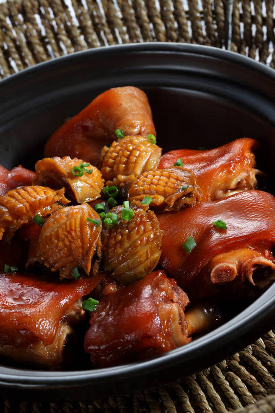 海鲜,无人,交叉,竖图,俯视,室内,特写,白天,烹饪,中餐,餐桌,桌子,竹子,竹制,编织,篮子,陶瓷,葱,青葱,调味,香料,佐料,料理,食品,陶瓷制品,水产,猪手,猪蹄,猪爪,菜肴,美食,海洋生物,食物,一个,容器,竹篮,碗,中式,鲍鱼,佳肴,单个,餐台,中华料理,储藏,竹条,石决明,交织,配料,竹制品,储存,水生动物,海产品,水生物,海底动物,作料,穿插,鳆鱼,镜面鱼,明目鱼,猪脚,彩图,高角度拍摄,闽菜,闽南菜,贮存,红焖猪蹄,福建菜,小鲍鱼,shjb1