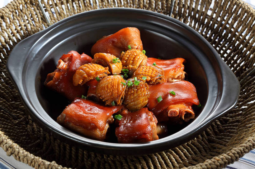 海鲜,无人,交叉,横图,俯视,室内,特写,白天,烹饪,中餐,餐桌,桌子,竹子,竹制,编织,篮子,陶瓷,葱,青葱,调味,香料,佐料,料理,食品,陶瓷制品,水产,猪手,猪蹄,猪爪,菜肴,美食,海洋生物,食物,一个,容器,竹篮,碗,中式,鲍鱼,佳肴,单个,餐台,中华料理,储藏,竹条,石决明,交织,配料,竹制品,储存,水生动物,海产品,水生物,海底动物,作料,穿插,鳆鱼,镜面鱼,明目鱼,猪脚,彩图,高角度拍摄,闽菜,闽南菜,贮存,红焖猪蹄,福建菜,小鲍鱼,shjb1