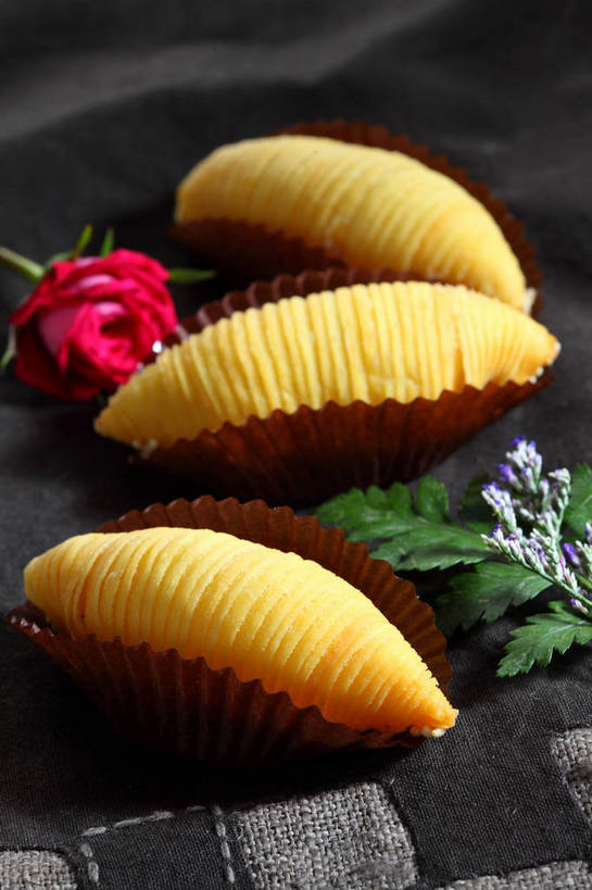 点心,无人,竖图,俯视,室内,特写,白天,爱情,幸福,纯洁,热情,餐桌,桌子,玫瑰,水果,新鲜,盛开,布料,生食,料理,食品,果实,玫瑰花,浪漫,花蕾,布纹,美食,榴莲,桌布,花,花瓣,花朵,鲜花,食物,三个,一朵,红色,餐巾,台布,花苞,花蕊,温暖,温馨,中式,恩爱,红玫瑰,有机食品,绿色食品,餐台,纸托,和睦,感动,酥皮,尊敬,麝香猫果,水果之王,蛋糕托,蛋糕托纸,蛋糕纸托,天真,刺玫花,徘徊花,餐桌布,彩图,高角度拍摄,果王,榴梿,融洽,广式点心,广州点心,榴莲酥,shjb1