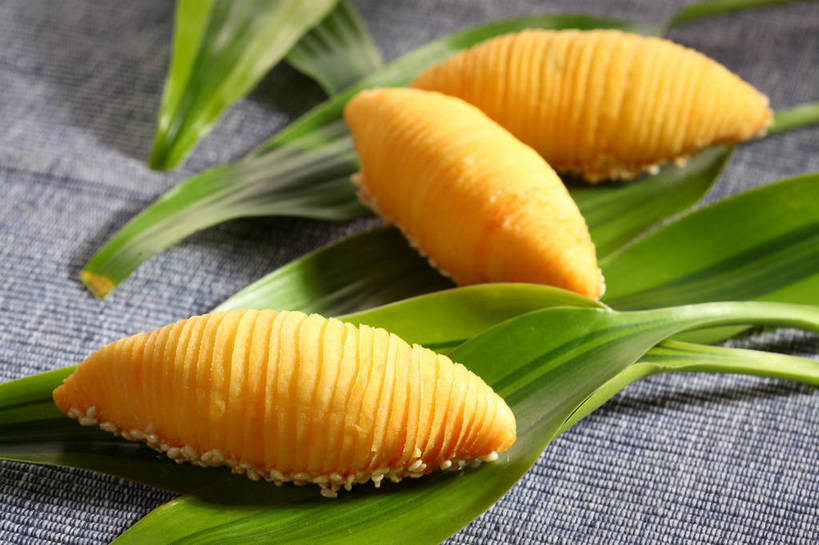 点心,无人,横图,俯视,室内,特写,白天,餐桌,桌子,水果,叶子,新鲜,布料,生食,料理,食品,果实,绿叶,布纹,美食,榴莲,桌布,食物,三个,黄色,餐巾,台布,中式,嫩叶,有机食品,绿色食品,餐台,酥皮,麝香猫果,水果之王,叶,叶片,餐桌布,彩图,高角度拍摄,果王,榴梿,广式点心,广州点心,榴莲酥,shjb1