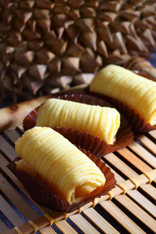 点心,无人,竖图,俯视,室内,特写,白天,餐桌,桌子,水果,竹制,新鲜,生食,料理,食品,果实,美食,榴莲,食物,三个,黄色,垫子,中式,有机食品,绿色食品,餐台,纸托,竹制品,酥皮,麝香猫果,水果之王,蛋糕托,蛋糕托纸,蛋糕纸托,彩图,高角度拍摄,果王,榴梿,广式点心,广州点心,榴莲酥,shjb1