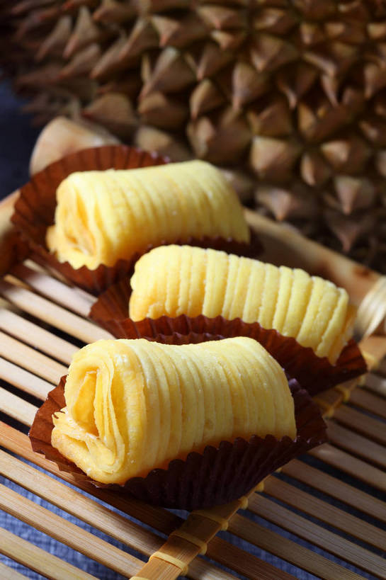 点心,无人,竖图,俯视,室内,特写,白天,餐桌,桌子,水果,竹制,新鲜,生食,料理,食品,果实,美食,榴莲,食物,三个,黄色,垫子,中式,有机食品,绿色食品,餐台,纸托,竹制品,酥皮,麝香猫果,水果之王,蛋糕托,蛋糕托纸,蛋糕纸托,彩图,高角度拍摄,果王,榴梿,广式点心,广州点心,榴莲酥,shjb1