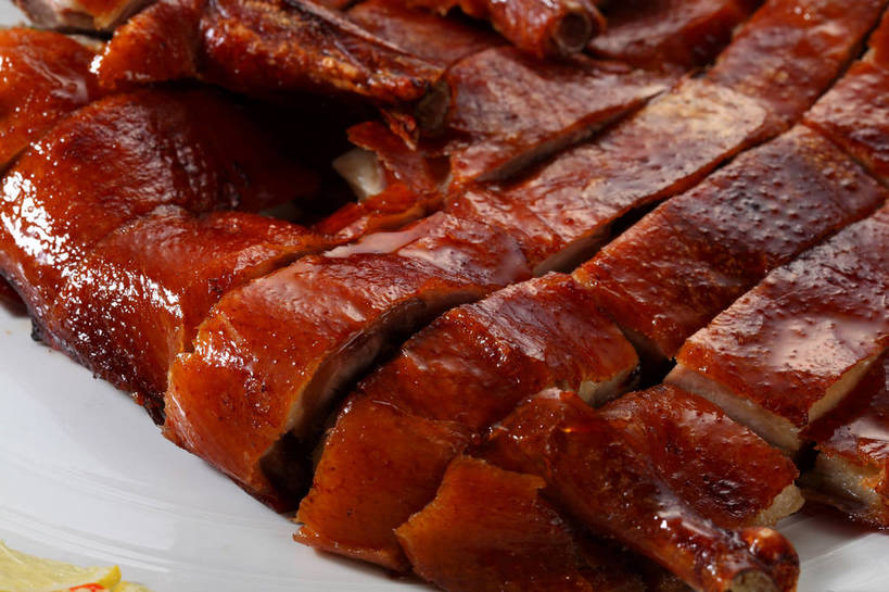 无人,横图,俯视,室内,特写,白天,烹饪,中餐,餐具,一排,许多,整齐,并列,并排,碟子,盘,陶瓷,肉,料理,食品,陶瓷制品,很多,鸭肉,菜肴,美食,肉类,食物,排列,白色,盘子,碟,中式,佳肴,中华料理,队列,平行,肉食,酱鸭,彩图,高角度拍摄,shjb1