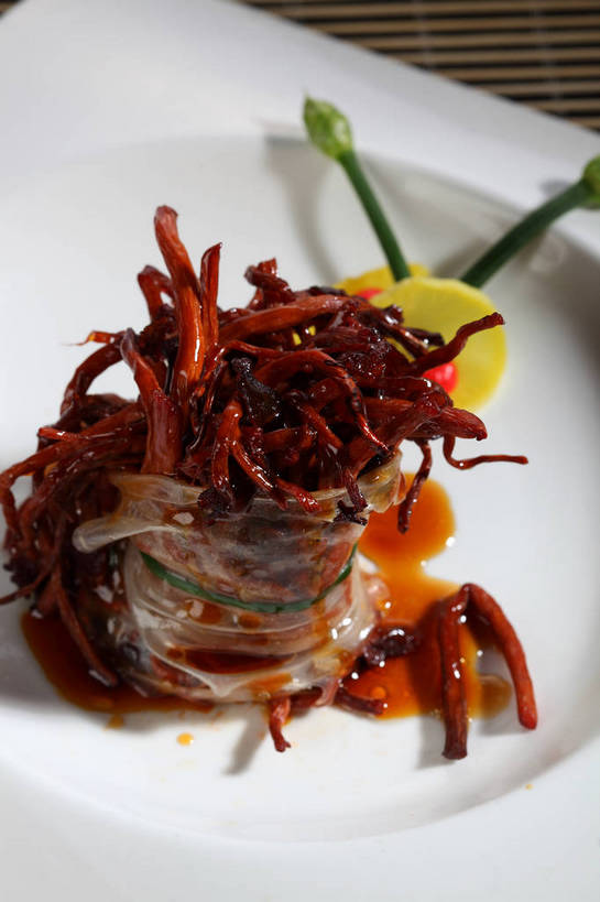 无人,竖图,俯视,室内,特写,白天,烹饪,中餐,餐桌,桌子,柠檬,蔬菜,水果,新鲜,包装,包装纸,布料,纸,陶瓷,菌菇,生食,料理,食品,果实,陶瓷制品,纸张,菌类,布纹,菜肴,美食,桌布,食物,一个,白色,餐巾,容器,绳子,台布,碗,中式,食用菌,佳肴,有机食品,绿色食品,单个,餐台,中华料理,茶树菇,储藏,捆绑,绳索,包装材料,真菌,储存,绑缚,糯米纸,益母果,柠果,餐桌布,彩图,高角度拍摄,贮存,shjb1,烧茶树菇