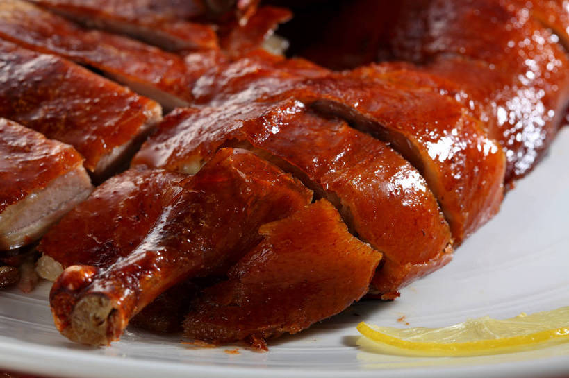 无人,横图,俯视,室内,特写,白天,烹饪,中餐,柠檬,餐具,水果,一排,许多,新鲜,整齐,装饰,并列,并排,碟子,盘,陶瓷,肉,生食,料理,食品,果实,陶瓷制品,很多,鸭肉,菜肴,美食,肉类,食物,排列,一个,白色,盘子,碟,中式,佳肴,有机食品,绿色食品,单个,中华料理,华丽,修饰,点缀,队列,平行,肉食,酱鸭,衬托,美观,雅致,雅观,益母果,柠果,彩图,高角度拍摄,shjb1