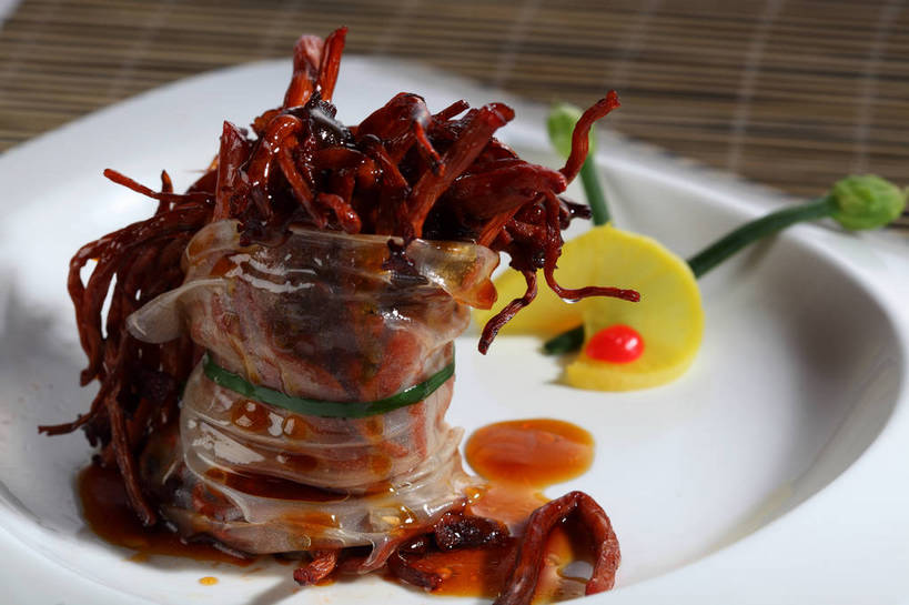 无人,横图,俯视,室内,特写,白天,烹饪,中餐,餐桌,桌子,柠檬,蔬菜,水果,新鲜,包装,包装纸,布料,纸,陶瓷,菌菇,生食,料理,食品,果实,陶瓷制品,纸张,菌类,布纹,菜肴,美食,桌布,食物,一个,白色,餐巾,容器,绳子,台布,碗,中式,食用菌,佳肴,有机食品,绿色食品,单个,餐台,中华料理,茶树菇,储藏,捆绑,绳索,包装材料,真菌,储存,绑缚,糯米纸,益母果,柠果,餐桌布,彩图,高角度拍摄,贮存,shjb1,烧茶树菇