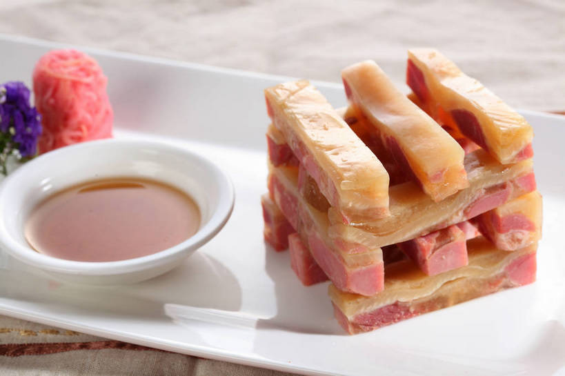 无人,横图,俯视,室内,特写,白天,烹饪,中餐,餐桌,桌子,餐具,一排,许多,切开,整齐,装饰,盛开,布料,碟子,盘,陶瓷,调料,酱料,酱汁,佐料,料理,食品,陶瓷制品,调味品,很多,调味料,花蕾,布纹,酱,菜肴,美食,桌布,花,花瓣,花朵,鲜花,食物,排列,紫色,盘子,餐巾,碟,台布,花苞,花蕊,切,中式,佳肴,餐台,中华料理,肉皮,堆,华丽,修饰,点缀,队列,剖面,肉冻,切面,衬托,美观,雅致,雅观,肉皮冻,猪肉皮,餐桌布,彩图,高角度拍摄,shjb1