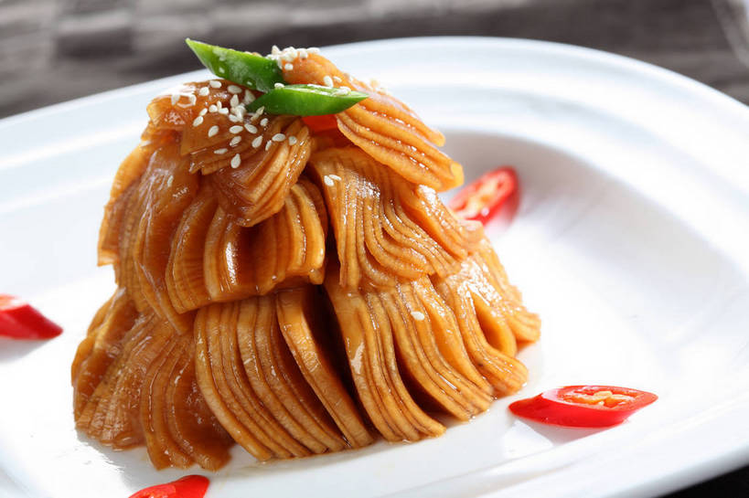 无人,横图,俯视,室内,特写,白天,餐桌,桌子,萝卜,白萝卜,辣椒,蔬菜,餐具,一排,许多,阴影,新鲜,整齐,反射,布料,碟子,盘,影子,陶瓷,青椒,调料,调味,酱料,酱汁,香料,芝麻,佐料,食品,陶瓷制品,调味品,很多,调味料,酱菜,布纹,酱,桌布,食物,腌制,排列,一个,白色,盘子,餐巾,碟,台布,白芝麻,有机食品,绿色食品,单个,餐台,堆,配料,队列,腌渍,辣角,红海椒,大椒,辣虎,广椒,菜椒,脂麻,胡麻,白麻,巨胜子,作料,油麻,甜椒,柿子椒,莱菔,辣子,红辣椒,海椒,番椒,灯笼椒,餐桌布,彩图,高角度拍摄,酱萝卜,shjb1