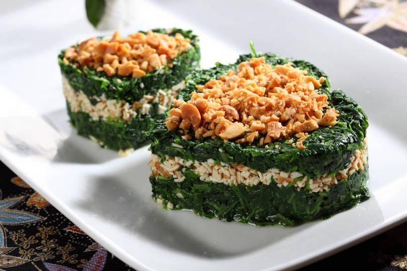 豆腐,无人,横图,俯视,室内,特写,白天,爱情,烹饪,中餐,餐桌,桌子,蔬菜,餐具,爱心,新鲜,装饰,布料,碟子,盘,陶瓷,料理,食品,陶瓷制品,浪漫,布纹,豆腐干,冷盘,菜肴,美食,桌布,食物,一个,白色,盘子,餐巾,碟,台布,温暖,温馨,心形,中式,恩爱,冷菜,凉菜,佳肴,有机食品,绿色食品,单个,餐台,中华料理,豆干,华丽,修饰,点缀,和睦,豆制品,马兰,衬托,美观,雅致,雅观,心型,餐桌布,彩图,高角度拍摄,干子,素火腿,红梗菜,鸡儿菜,马莱,马兰头,马郎头,融洽,shjb1,豆干马兰头,马兰头拌豆干