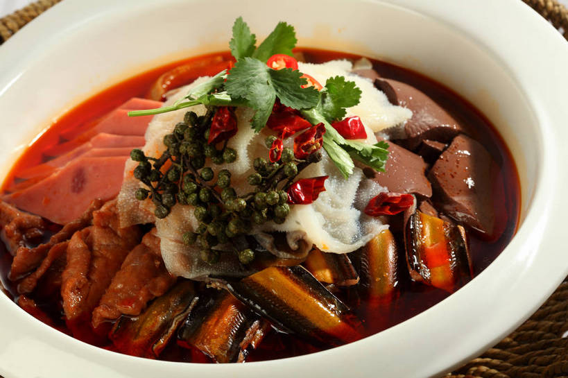 无人,交叉,横图,俯视,室内,特写,白天,烹饪,中餐,餐桌,桌子,竹子,辣椒,蔬菜,一堆,许多,堆叠,堆积,竹制,新鲜,编织,血,鱼,布料,篮子,陶瓷,青椒,香菜,调味,肉,香料,鱼肉,佐料,牛肉,料理,食品,陶瓷制品,很多,布纹,火腿,水产,猪肉,菜肴,美食,肉类,鱼类,桌布,食物,腌制,一个,白色,餐巾,容器,竹篮,台布,碗,中式,血液,佳肴,有机食品,绿色食品,单个,餐台,中华料理,鳝鱼,储藏,竹条,堆,交织,花椒,山椒,配料,竹制品,储存,水生动物,干辣椒,毛肚,川菜,毛血旺,水生物,脱水,肉食,百叶,牛百叶,鳝,辣角,红海椒,大椒,辣虎,广椒,胡菜,香荽,原荽,园荽,芫荽,豚肉,作料,胡荽,莞荽,芫茜,芫蓿,莚葛草,莚荽菜,鸭血,穿插,熏制,四川菜,火肉,兰熏,猪腿,大花椒,狗椒,红花椒,青花椒,蜀椒,香椒,辣子,红辣椒,红椒,海椒,番椒,餐桌布,彩图,高角度拍摄,干海椒,牛肚,筒筒辣角,淡水生物,河鲜,肚尖,牛胃,黄鳝,贮存,shjb1