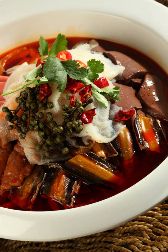 无人,交叉,竖图,俯视,室内,特写,白天,烹饪,中餐,餐桌,桌子,竹子,辣椒,蔬菜,一堆,许多,堆叠,堆积,竹制,新鲜,编织,血,鱼,布料,篮子,陶瓷,青椒,香菜,调味,肉,香料,鱼肉,佐料,牛肉,料理,食品,陶瓷制品,很多,布纹,火腿,水产,猪肉,菜肴,美食,肉类,鱼类,桌布,食物,腌制,一个,白色,餐巾,容器,竹篮,台布,碗,中式,血液,佳肴,有机食品,绿色食品,单个,餐台,中华料理,鳝鱼,储藏,竹条,堆,交织,花椒,山椒,配料,竹制品,储存,水生动物,干辣椒,毛肚,川菜,毛血旺,水生物,脱水,肉食,百叶,牛百叶,鳝,辣角,红海椒,大椒,辣虎,广椒,胡菜,香荽,原荽,园荽,芫荽,豚肉,作料,胡荽,莞荽,芫茜,芫蓿,莚葛草,莚荽菜,鸭血,穿插,熏制,四川菜,火肉,兰熏,猪腿,大花椒,狗椒,红花椒,青花椒,蜀椒,香椒,辣子,红辣椒,红椒,海椒,番椒,餐桌布,彩图,高角度拍摄,干海椒,牛肚,筒筒辣角,淡水生物,河鲜,肚尖,牛胃,黄鳝,贮存,shjb1