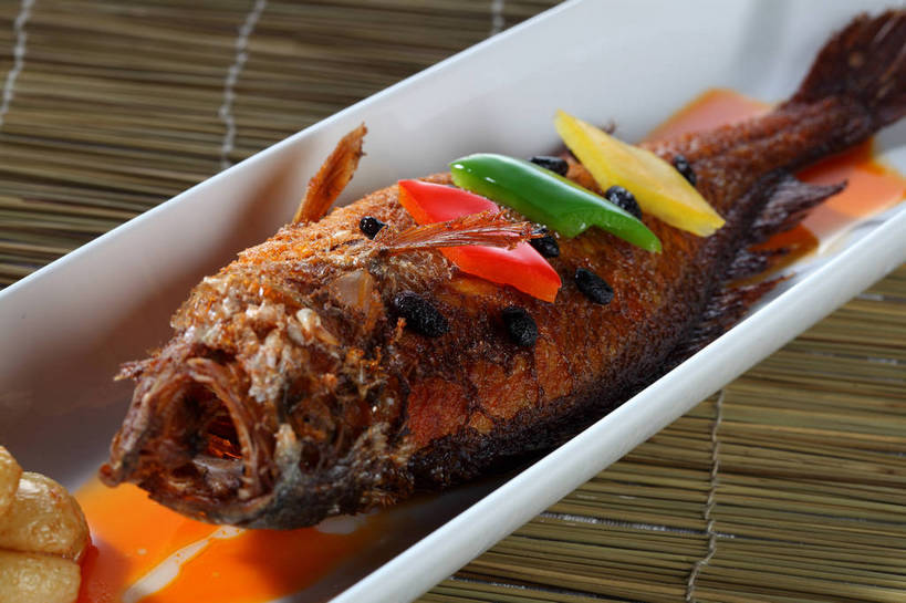 海鲜,无人,横图,俯视,室内,特写,白天,烹饪,中餐,餐桌,桌子,辣椒,蔬菜,餐具,一条,竹制,新鲜,鱼,碟子,盘,陶瓷,青椒,肉,鱼肉,料理,食品,陶瓷制品,三片,水产,菜肴,美食,肉类,鱼类,海洋生物,食物,一个,白色,盘子,垫子,碟,中式,佳肴,有机食品,绿色食品,单个,餐台,中华料理,六线鱼,竹制品,水生动物,黄鱼,海产品,水生物,黄辣椒,肉食,彩椒,海底动物,辣角,红海椒,大椒,辣虎,广椒,海黄鱼,黄花鱼,甜椒,柿子椒,辣子,海椒,番椒,灯笼椒,彩图,高角度拍摄,黄灯笼辣椒,黄帝椒,大黄鱼,shjb1