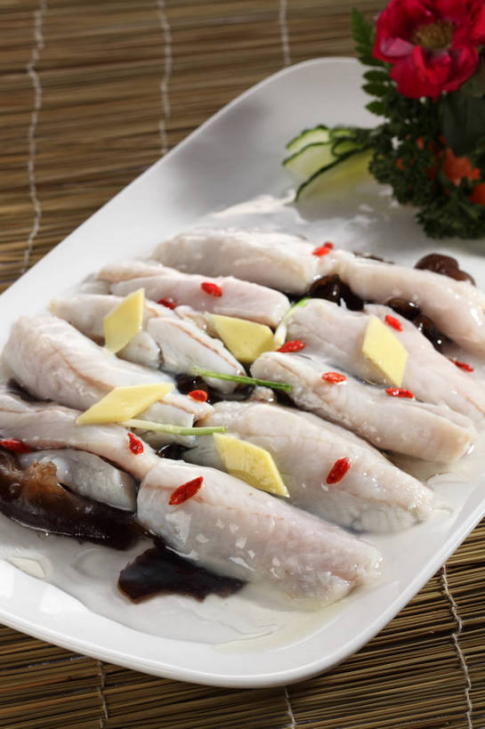 海鲜,无人,竖图,俯视,室内,特写,白天,烹饪,中餐,植物,餐桌,桌子,黄瓜,姜,蔬菜,餐具,一排,许多,竹制,新鲜,整齐,装饰,并列,并排,盛开,鱼,碟子,盘,陶瓷,菌菇,调味,香料,佐料,料理,食品,果实,草药,药草,陶瓷制品,很多,菌类,花蕾,水产,木耳,菜肴,美食,鱼类,中药,海洋生物,花,花瓣,花朵,鲜花,食物,排列,一个,红色,白色,盘子,垫子,碟,花苞,花蕊,中式,食用菌,佳肴,有机食品,绿色食品,单个,餐台,中华料理,华丽,修饰,枸杞子,枸杞,点缀,黑木耳,配料,竹制品,真菌,队列,水生动物,海产品,止咳,药材,中草药,平行,水生物,海底动物,中药材,本草,止痛,作料,衬托,美观,雅致,雅观,解毒,苟起子,枸杞豆,枸杞果,血杞子,狗母鱼,发汗,温肺,温胃,行气,止呕,百辣云,光木耳,生姜,青瓜,老姜,胡瓜,彩图,高角度拍摄,散寒,shjb1,合齿鱼,九肚鱼