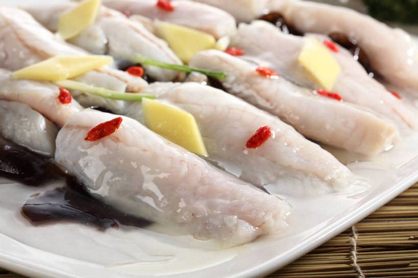 海鲜,无人,横图,俯视,室内,特写,白天,烹饪,中餐,植物,餐桌,桌子,黄瓜,姜,蔬菜,餐具,一排,许多,竹制,新鲜,整齐,并列,并排,鱼,碟子,盘,陶瓷,菌菇,调味,香料,佐料,料理,食品,果实,草药,药草,陶瓷制品,很多,菌类,水产,木耳,菜肴,美食,鱼类,中药,海洋生物,食物,排列,一个,白色,盘子,垫子,碟,中式,食用菌,佳肴,有机食品,绿色食品,单个,餐台,中华料理,枸杞子,枸杞,黑木耳,配料,竹制品,真菌,队列,水生动物,海产品,止咳,药材,中草药,平行,水生物,海底动物,中药材,本草,止痛,作料,解毒,苟起子,枸杞豆,枸杞果,血杞子,狗母鱼,发汗,温肺,温胃,行气,止呕,百辣云,光木耳,生姜,青瓜,老姜,胡瓜,彩图,高角度拍摄,散寒,shjb1,合齿鱼,九肚鱼