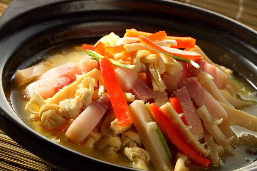 无人,横图,俯视,室内,特写,白天,烹饪,中餐,餐桌,桌子,辣椒,蔬菜,竹制,新鲜,陶瓷,竹笋,肉,料理,食品,陶瓷制品,火腿,猪肉,豆腐皮,笋,菜肴,美食,肉类,食物,腌制,一个,红色,黑色,容器,垫子,碗,中式,佳肴,有机食品,绿色食品,单个,餐台,中华料理,储藏,竹制品,豆制品,储存,肉食,彩椒,百叶,百叶结,辣角,红海椒,大椒,辣虎,广椒,豚肉,熏制,火肉,兰熏,猪腿,甜椒,柿子椒,辣子,海椒,番椒,灯笼椒,彩图,高角度拍摄,千张,贮存,shjb1