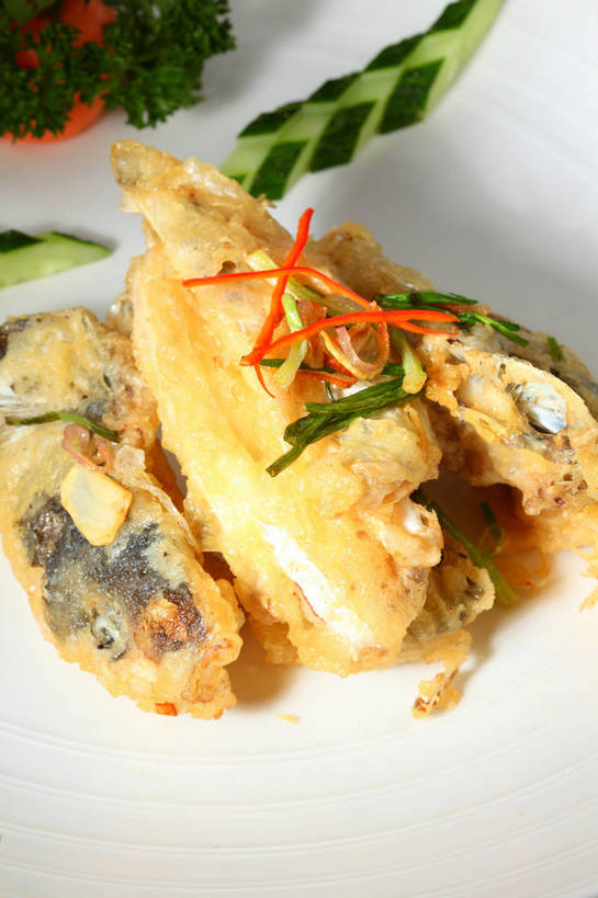 海鲜,无人,竖图,俯视,室内,特写,白天,烹饪,中餐,餐桌,桌子,黄瓜,蔬菜,餐具,一堆,许多,堆叠,堆积,新鲜,装饰,鱼,碟子,盘,陶瓷,肉,鱼肉,料理,食品,陶瓷制品,很多,水产,小黄鱼,菜肴,美食,肉类,鱼类,海洋生物,食物,一个,白色,盘子,碟,中式,海藻,佳肴,有机食品,绿色食品,单个,餐台,中华料理,堆,海草,华丽,修饰,六线鱼,点缀,水生动物,黄鱼,海产品,水生物,肉食,海底动物,衬托,美观,雅致,雅观,海黄鱼,黄花鱼,浒苔,苔菜,苔条,条浒苔,青瓜,胡瓜,彩图,高角度拍摄,shjb1,苔条小黄鱼