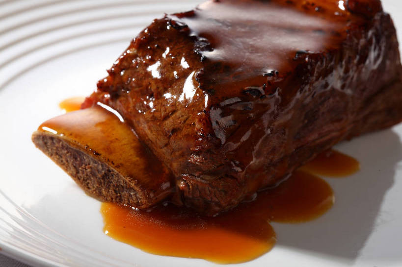 骨骼,无人,横图,俯视,室内,特写,白天,烹饪,中餐,餐桌,桌子,餐具,碟子,盘,陶瓷,红烧,肉,牛肉,料理,食品,陶瓷制品,骨头,菜肴,美食,肉类,食物,一个,白色,盘子,碟,中式,佳肴,单个,餐台,中华料理,骨架,肉食,红烧菜,彩图,高角度拍摄,红烧牛肉,shjb1