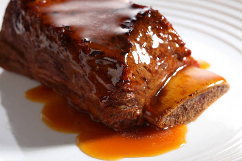 骨骼,无人,横图,俯视,室内,特写,白天,烹饪,中餐,餐桌,桌子,餐具,碟子,盘,陶瓷,红烧,肉,牛肉,料理,食品,陶瓷制品,骨头,菜肴,美食,肉类,食物,一个,白色,盘子,碟,中式,佳肴,单个,餐台,中华料理,骨架,肉食,红烧菜,彩图,高角度拍摄,红烧牛肉,shjb1