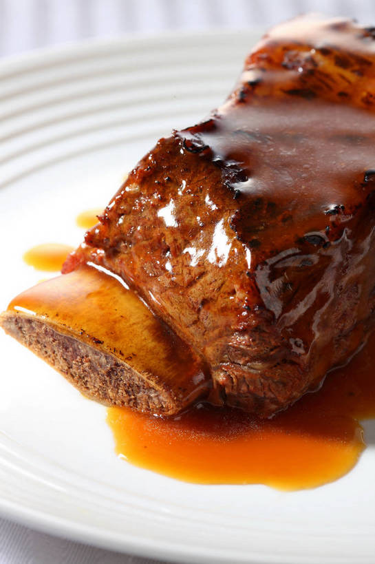 骨骼,无人,竖图,俯视,室内,特写,白天,烹饪,中餐,餐桌,桌子,餐具,碟子,盘,陶瓷,红烧,肉,牛肉,料理,食品,陶瓷制品,骨头,菜肴,美食,肉类,食物,一个,白色,盘子,碟,中式,佳肴,单个,餐台,中华料理,骨架,肉食,红烧菜,彩图,高角度拍摄,红烧牛肉,shjb1