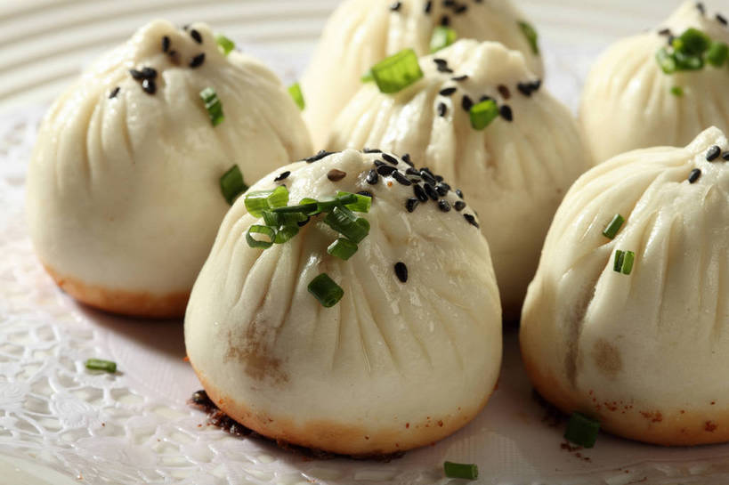 点心,无人,横图,俯视,室内,特写,白天,餐桌,桌子,餐具,一排,许多,朦胧,模糊,整齐,并列,并排,碟子,盘,葱,青葱,调味,香料,油炸,油炸食品,芝麻,佐料,料理,食品,面点,很多,美食,食物,排列,一个,黑色,盘子,碟,中式,单个,餐台,黑芝麻,配料,队列,平行,生煎,脂麻,胡麻,白麻,巨胜子,作料,油麻,彩图,高角度拍摄,生煎馒头,生煎包,shjb1