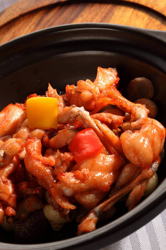 无人,竖图,俯视,室内,特写,白天,烹饪,中餐,餐桌,桌子,野生动物,辣椒,蔬菜,一堆,许多,堆叠,堆积,新鲜,木制,陶瓷,肉,料理,食品,案板,陶瓷制品,很多,牛蛙,菜肴,美食,肉类,砧板,食物,一个,动物,木制品,容器,碗,中式,可爱,活泼,佳肴,有机食品,绿色食品,单个,餐台,中华料理,储藏,堆,储存,川菜,黄辣椒,肉食,彩椒,辣角,红海椒,大椒,辣虎,广椒,四川菜,甜椒,柿子椒,辣子,海椒,番椒,灯笼椒,彩图,高角度拍摄,贮存,黄灯笼辣椒,黄帝椒,shjb1,馋嘴牛蛙,馋嘴蛙