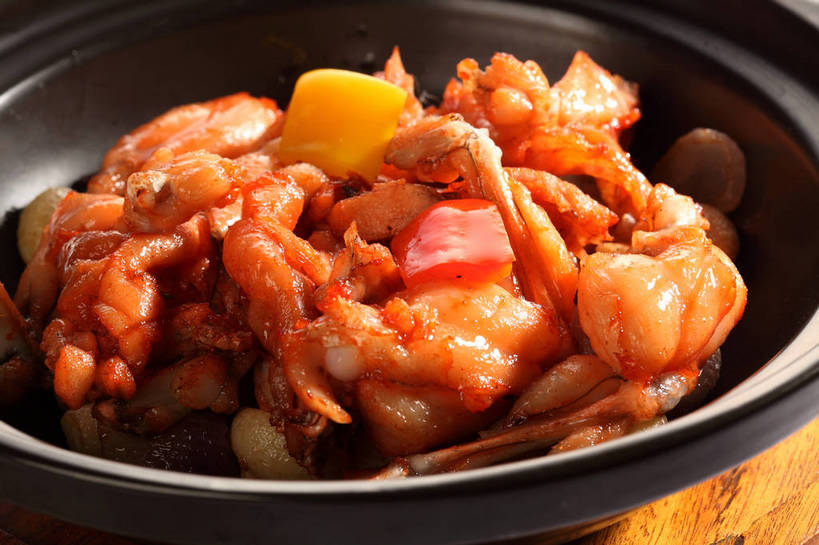 无人,横图,俯视,室内,特写,白天,烹饪,中餐,餐桌,桌子,野生动物,辣椒,蔬菜,一堆,许多,堆叠,堆积,新鲜,木制,陶瓷,肉,料理,食品,案板,陶瓷制品,很多,牛蛙,菜肴,美食,肉类,砧板,食物,一个,动物,木制品,容器,碗,中式,可爱,活泼,佳肴,有机食品,绿色食品,单个,餐台,中华料理,储藏,堆,储存,川菜,黄辣椒,肉食,彩椒,辣角,红海椒,大椒,辣虎,广椒,四川菜,甜椒,柿子椒,辣子,海椒,番椒,灯笼椒,彩图,高角度拍摄,贮存,黄灯笼辣椒,黄帝椒,shjb1,馋嘴牛蛙,馋嘴蛙