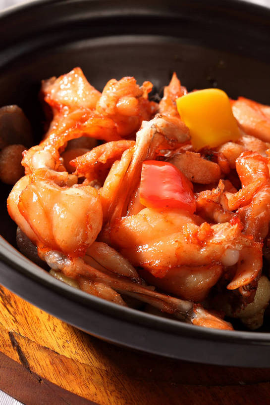 无人,竖图,俯视,室内,特写,白天,烹饪,中餐,餐桌,桌子,野生动物,辣椒,蔬菜,一堆,许多,堆叠,堆积,新鲜,木制,陶瓷,肉,料理,食品,案板,陶瓷制品,很多,牛蛙,菜肴,美食,肉类,砧板,食物,一个,动物,木制品,容器,碗,中式,可爱,活泼,佳肴,有机食品,绿色食品,单个,餐台,中华料理,储藏,堆,储存,川菜,黄辣椒,肉食,彩椒,辣角,红海椒,大椒,辣虎,广椒,四川菜,甜椒,柿子椒,辣子,海椒,番椒,灯笼椒,彩图,高角度拍摄,贮存,黄灯笼辣椒,黄帝椒,shjb1,馋嘴牛蛙,馋嘴蛙