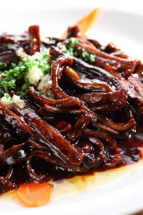 无人,竖图,俯视,室内,特写,白天,烹饪,中餐,餐桌,桌子,萝卜,胡萝卜,蔬菜,餐具,一堆,许多,堆叠,堆积,竹制,新鲜,鱼,碟子,盘,陶瓷,葱,青葱,炒菜,调味,肉,香料,鱼肉,佐料,料理,食品,陶瓷制品,很多,水产,菜肴,美食,肉类,鱼类,食物,一个,白色,盘子,垫子,碟,中式,佳肴,有机食品,绿色食品,单个,餐台,中华料理,鳝鱼,堆,配料,竹制品,水生动物,黄萝卜,番萝卜,水生物,肉食,鳝,作料,红萝卜,甘荀,彩图,高角度拍摄,丁香萝卜,胡芦菔金,淡水生物,金笋,河鲜,黄鳝,shjb1,炒鳝丝