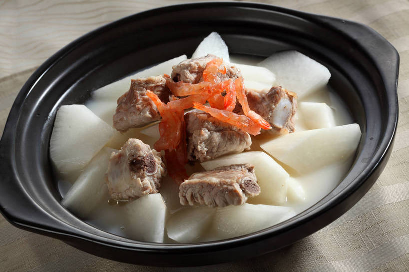 骨骼,无人,横图,俯视,室内,特写,白天,烹饪,中餐,餐桌,桌子,萝卜,白萝卜,蔬菜,一堆,许多,堆叠,堆积,新鲜,布料,陶瓷,排骨,肉,汤,料理,食品,陶瓷制品,骨头,很多,布纹,猪肉,菜肴,美食,肉类,桌布,食物,一个,餐巾,容器,台布,碗,中式,佳肴,有机食品,绿色食品,单个,餐台,中华料理,储藏,堆,骨架,储存,小排,肉食,豚肉,莱菔,餐桌布,彩图,高角度拍摄,排骨汤,贮存,shjb1,白萝卜排骨汤