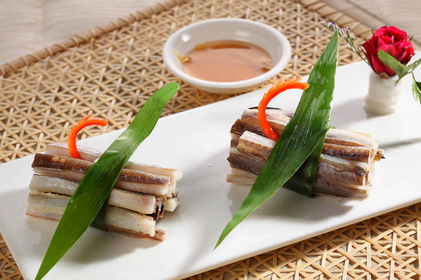 无人,横图,俯视,室内,特写,白天,爱情,烹饪,中餐,幸福,纯洁,热情,餐桌,桌子,玫瑰,餐具,叶子,一排,许多,竹制,整齐,装饰,盛开,碟子,盘,陶瓷,调料,酱料,酱汁,肉,鱼肉,佐料,料理,食品,绿叶,玫瑰花,陶瓷制品,调味品,很多,浪漫,调味料,花蕾,酱,菜肴,美食,肉类,花,花瓣,花朵,鲜花,食物,腌制,排列,红色,白色,盘子,垫子,碟,花苞,花蕊,温暖,温馨,中式,嫩叶,恩爱,红玫瑰,佳肴,餐台,中华料理,堆,华丽,修饰,点缀,和睦,竹制品,队列,感动,肉食,咸鱼,衬托,美观,雅致,雅观,尊敬,消食,天真,刺玫花,徘徊花,叶,叶片,彩图,高角度拍摄,腌鱼,融洽,开胃,shjb1