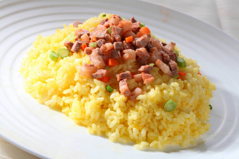 米饭,无人,横图,俯视,室内,特写,白天,烹饪,中餐,餐桌,桌子,餐具,一堆,许多,堆叠,堆积,布料,碟子,盘,陶瓷,炒饭,调味,肉,香料,佐料,料理,食品,陶瓷制品,饭,很多,布纹,菜肴,美食,肉类,桌布,食物,一个,白色,盘子,餐巾,碟,台布,中式,佳肴,单个,餐台,中华料理,堆,五谷,配料,肉食,作料,餐桌布,彩图,高角度拍摄,shjb1,肉丁炒饭