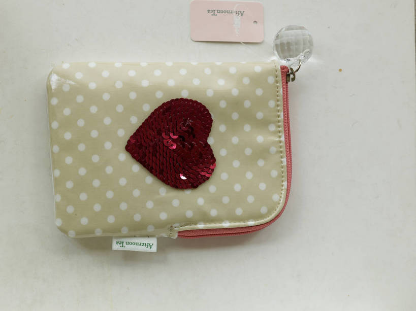 无人,横图,俯视,室内,特写,白天,爱情,桌面,桌子,静物,阴影,灰色背景,爱心,反射,包,影子,斑点,浪漫,一个,红色,温暖,温馨,心形,恩爱,摄影,影棚,单个,化妆包,和睦,摄影棚,提包,心型,彩图,高角度拍摄,影棚拍摄,拍摄,融洽,shjb1