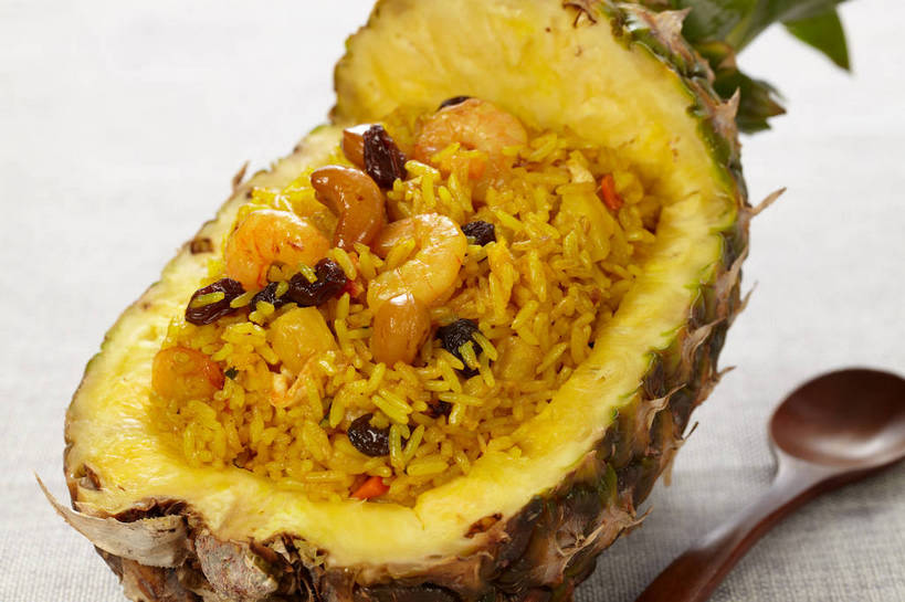 米饭,无人,横图,俯视,室内,特写,白天,烹饪,餐桌,桌子,菠萝,水果,一把,一堆,许多,阴影,堆叠,堆积,新鲜,反射,木制,布料,影子,勺子,肉,生食,虾仁,料理,食品,果实,饭,很多,泰式,布纹,菜肴,美食,肉类,泰国料理,桌布,食物,餐巾,木制品,调羹,台布,汤匙,佳肴,有机食品,绿色食品,餐台,堆,虾肉,五谷,肉食,泰菜,泰国菜,泰式料理,凤梨,餐桌布,彩图,高角度拍摄,菠萝饭,凤梨饭,shjb1