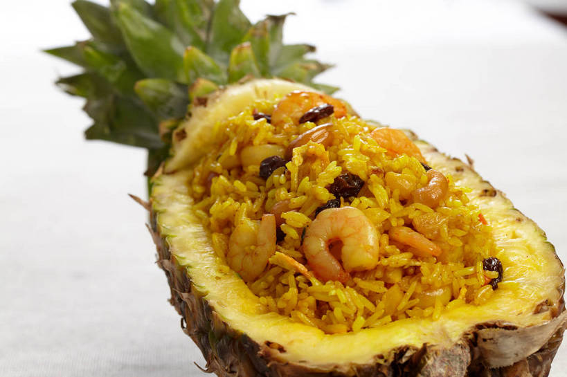 米饭,无人,横图,俯视,室内,特写,白天,烹饪,餐桌,桌子,菠萝,水果,一把,一堆,许多,阴影,堆叠,堆积,新鲜,反射,木制,布料,影子,勺子,肉,生食,虾仁,料理,食品,果实,饭,很多,泰式,布纹,菜肴,美食,肉类,泰国料理,桌布,食物,餐巾,木制品,调羹,台布,汤匙,佳肴,有机食品,绿色食品,餐台,堆,虾肉,五谷,肉食,泰菜,泰国菜,泰式料理,凤梨,餐桌布,彩图,高角度拍摄,菠萝饭,凤梨饭,shjb1