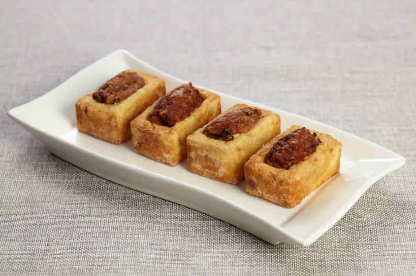 点心,豆腐,无人,横图,俯视,室内,特写,白天,餐桌,桌子,餐具,一排,阴影,整齐,并列,并排,反射,布料,碟子,盘,影子,陶瓷,肉,油炸,料理,食品,陶瓷制品,布纹,小吃,美食,肉类,桌布,臭豆腐,食物,排列,一个,白色,盘子,餐巾,碟,台布,四个,中式,单个,餐台,豆制品,队列,平行,肉食,餐桌布,彩图,高角度拍摄,shjb1,臭干子