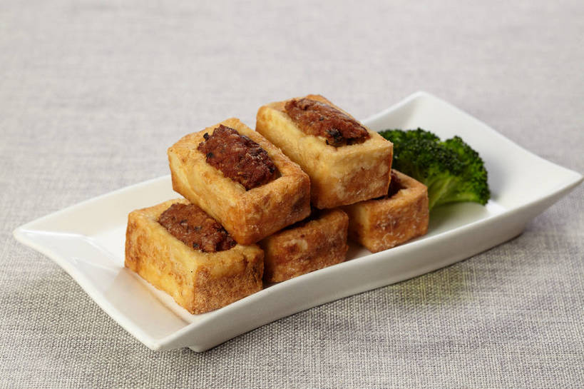 点心,豆腐,无人,横图,俯视,室内,特写,白天,餐桌,桌子,蔬菜,餐具,五个,一排,许多,阴影,新鲜,整齐,装饰,反射,布料,碟子,盘,影子,陶瓷,西兰花,肉,油炸,料理,食品,陶瓷制品,布纹,小吃,美食,肉类,桌布,臭豆腐,食物,排列,一个,白色,盘子,餐巾,碟,台布,中式,有机食品,绿色食品,单个,餐台,堆,华丽,修饰,点缀,豆制品,队列,肉食,衬托,美观,雅致,雅观,甘蓝花,餐桌布,彩图,高角度拍摄,绿菜花,绿花菜,青花菜,蔬菜皇冠,shjb1,臭干子