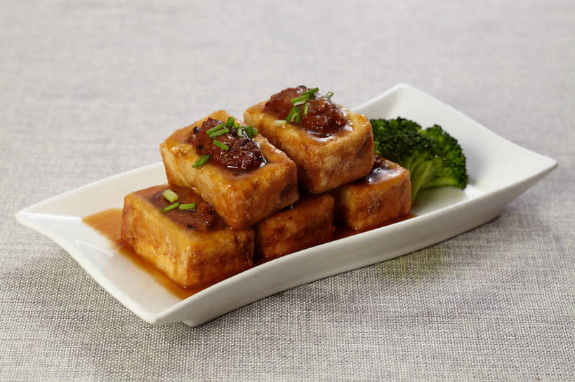 点心,豆腐,无人,横图,俯视,室内,特写,白天,餐桌,桌子,蔬菜,餐具,五个,一排,许多,阴影,新鲜,整齐,装饰,反射,布料,碟子,盘,影子,陶瓷,葱,青葱,西兰花,肉,油炸,料理,食品,陶瓷制品,布纹,小吃,美食,肉类,桌布,臭豆腐,食物,排列,一个,白色,盘子,餐巾,碟,台布,中式,有机食品,绿色食品,单个,餐台,堆,华丽,修饰,点缀,豆制品,队列,肉食,衬托,美观,雅致,雅观,甘蓝花,餐桌布,彩图,高角度拍摄,绿菜花,绿花菜,青花菜,蔬菜皇冠,shjb1,臭干子