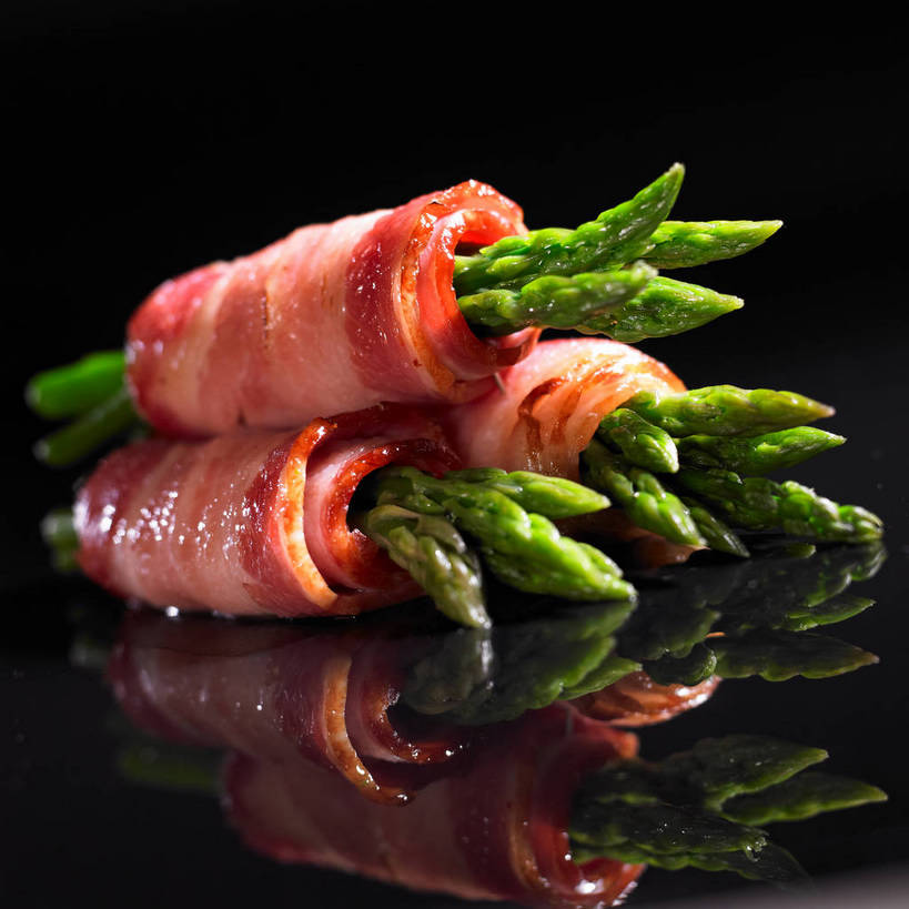 无人,横图,室内,特写,白天,正面,烹饪,西餐,餐桌,桌子,芦笋,蔬菜,一排,阴影,黑色背景,新鲜,整齐,反射,影子,肉,料理,食品,培根,猪肉,菜肴,美食,肉类,食物,排列,三个,西式,摄影,佳肴,有机食品,绿色食品,影棚,餐台,堆,队列,摄影棚,肉食,豚肉,猪尾巴,药鸡豆子,石刁柏,蚂蚁杆,龙须菜,狼尾巴根,彩图,影棚拍摄,拍摄,烟肉,腌熏,shjb1,培根芦笋卷