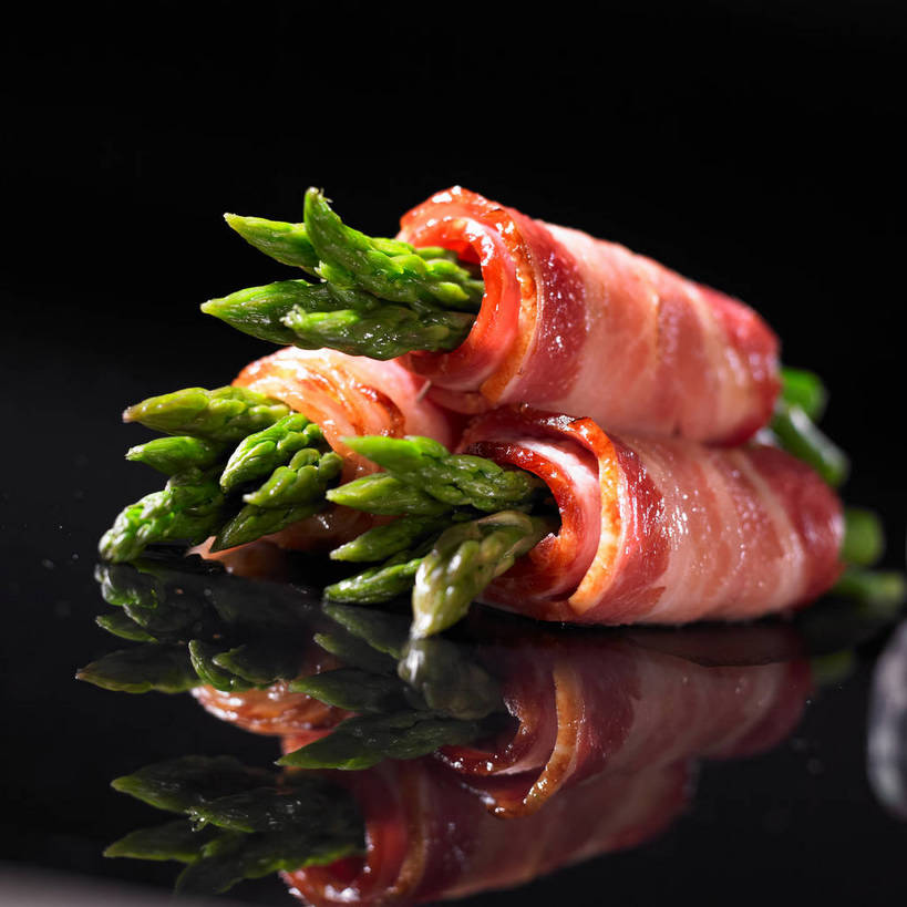 无人,横图,室内,特写,白天,正面,烹饪,西餐,餐桌,桌子,芦笋,蔬菜,一排,阴影,黑色背景,新鲜,整齐,反射,影子,肉,料理,食品,培根,猪肉,菜肴,美食,肉类,食物,排列,三个,西式,摄影,佳肴,有机食品,绿色食品,影棚,餐台,堆,队列,摄影棚,肉食,豚肉,猪尾巴,药鸡豆子,石刁柏,蚂蚁杆,龙须菜,狼尾巴根,彩图,影棚拍摄,拍摄,烟肉,腌熏,shjb1,培根芦笋卷