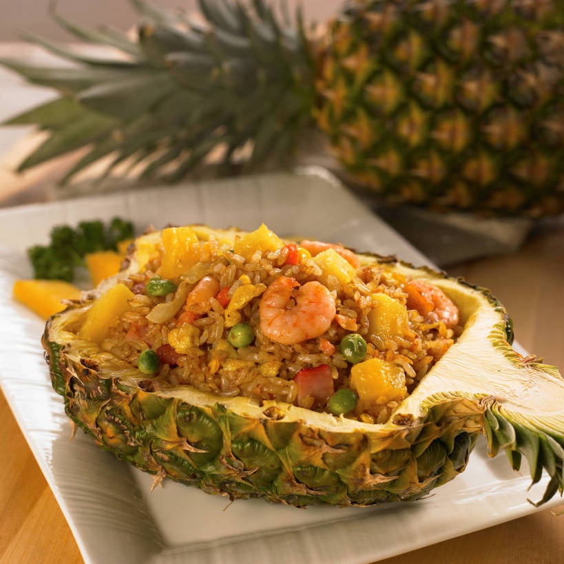 米饭,无人,横图,俯视,室内,特写,白天,烹饪,植物,餐桌,桌子,菠萝,蔬菜,餐具,水果,新鲜,碟子,盘,陶瓷,豆类,豆子,豌豆,肉,生食,虾仁,料理,食品,果实,陶瓷制品,饭,泰式,荷兰豆,菜肴,美食,肉类,泰国料理,食物,一个,白色,盘子,碟,佳肴,有机食品,绿色食品,单个,餐台,虾肉,五谷,雪豆,肉食,豆科,寒豆,毕豆,麻累,国豆,小寒豆,麦豌豆,泰菜,泰国菜,泰式料理,凤梨,彩图,高角度拍摄,菠萝饭,凤梨饭,shjb1