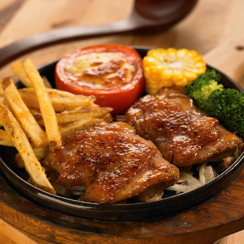 无人,横图,俯视,室内,特写,白天,烹饪,西餐,玉米,餐桌,桌子,蔬菜,西红柿,餐具,切开,新鲜,木制,棒子,碟子,盘,西兰花,玉蜀黍,调味,鸡肉,肉,香料,佐料,料理,食品,案板,半个,薯条,菜肴,美食,肉类,砧板,食物,一个,黑色,盘子,木制品,碟,快餐,切,一半,西式,佳肴,有机食品,绿色食品,单个,餐台,苞米,迷迭香,配料,鸡排,苞芦,剖面,肉食,西式快餐,垃圾食品,切面,苞谷,海洋之露,作料,包谷,大蜀黍,番麦,薏米包,玉高粱,玉麦,珍珠米,甘蓝花,洋柿子,柑仔蜜,番茄,臭柿,彩图,高角度拍摄,六月柿,绿菜花,绿花菜,青花菜,蔬菜皇冠,喜报三元,shjb1