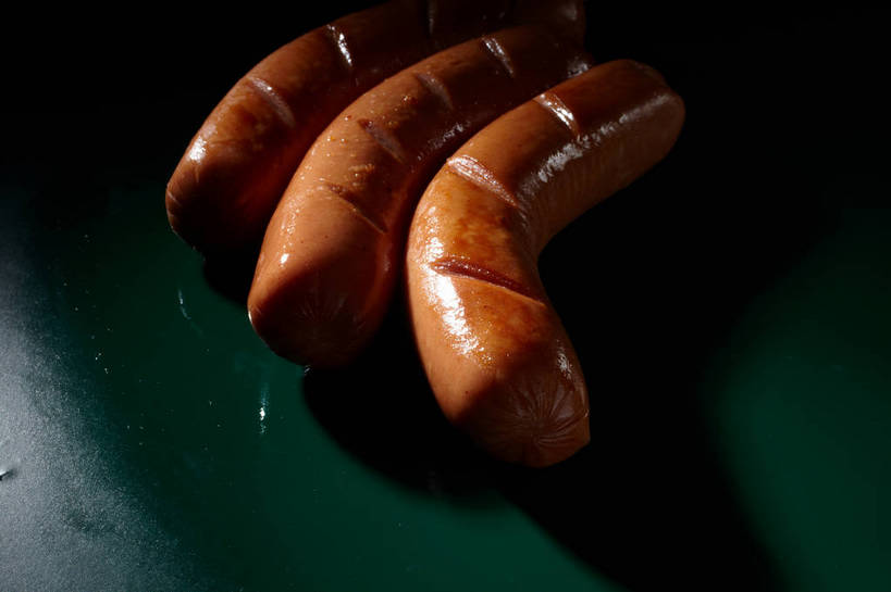 无人,横图,俯视,室内,特写,白天,烹饪,中餐,水,餐桌,桌子,三根,一排,切开,绿色背景,阴影,整齐,反射,液体,影子,水滴,香肠,料理,食品,腊肠,烤香肠,菜肴,美食,食物,排列,切,中式,摄影,佳肴,影棚,潮湿,餐台,中华料理,队列,摄影棚,剖面,切面,湿润,彩图,高角度拍摄,影棚拍摄,拍摄,shjb1