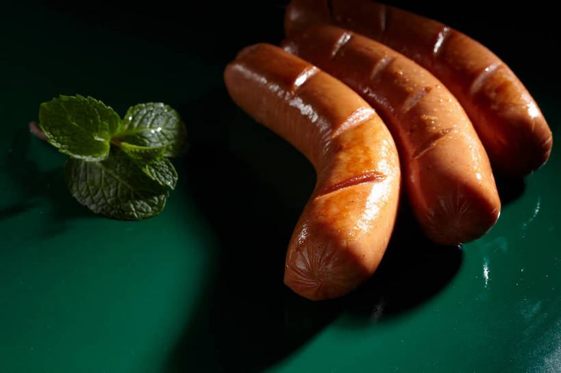 无人,横图,俯视,室内,特写,白天,烹饪,中餐,水,餐桌,桌子,三根,一排,切开,绿色背景,阴影,整齐,反射,液体,影子,水滴,香肠,薄荷,料理,食品,银丹草,腊肠,烤香肠,菜肴,美食,食物,排列,切,中式,摄影,佳肴,影棚,潮湿,餐台,中华料理,队列,摄影棚,剖面,切面,湿润,斑叶凤梨薄荷,夜息香,彩图,高角度拍摄,影棚拍摄,拍摄,shjb1