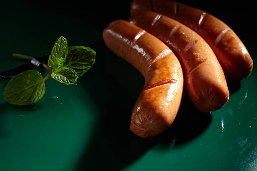 无人,横图,俯视,室内,特写,白天,烹饪,中餐,水,餐桌,桌子,三根,一排,切开,绿色背景,阴影,整齐,反射,液体,影子,水滴,香肠,薄荷,料理,食品,银丹草,腊肠,烤香肠,菜肴,美食,食物,排列,切,中式,摄影,佳肴,影棚,潮湿,餐台,中华料理,队列,摄影棚,剖面,切面,湿润,斑叶凤梨薄荷,夜息香,彩图,高角度拍摄,影棚拍摄,拍摄,shjb1